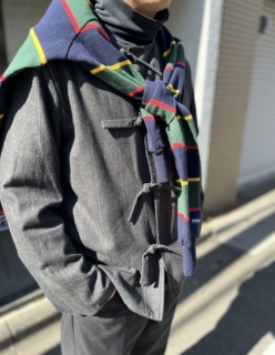 クラシックなピンストライプのジャケットと思いきや、じつはチャイナデザインというのも洒落ています!