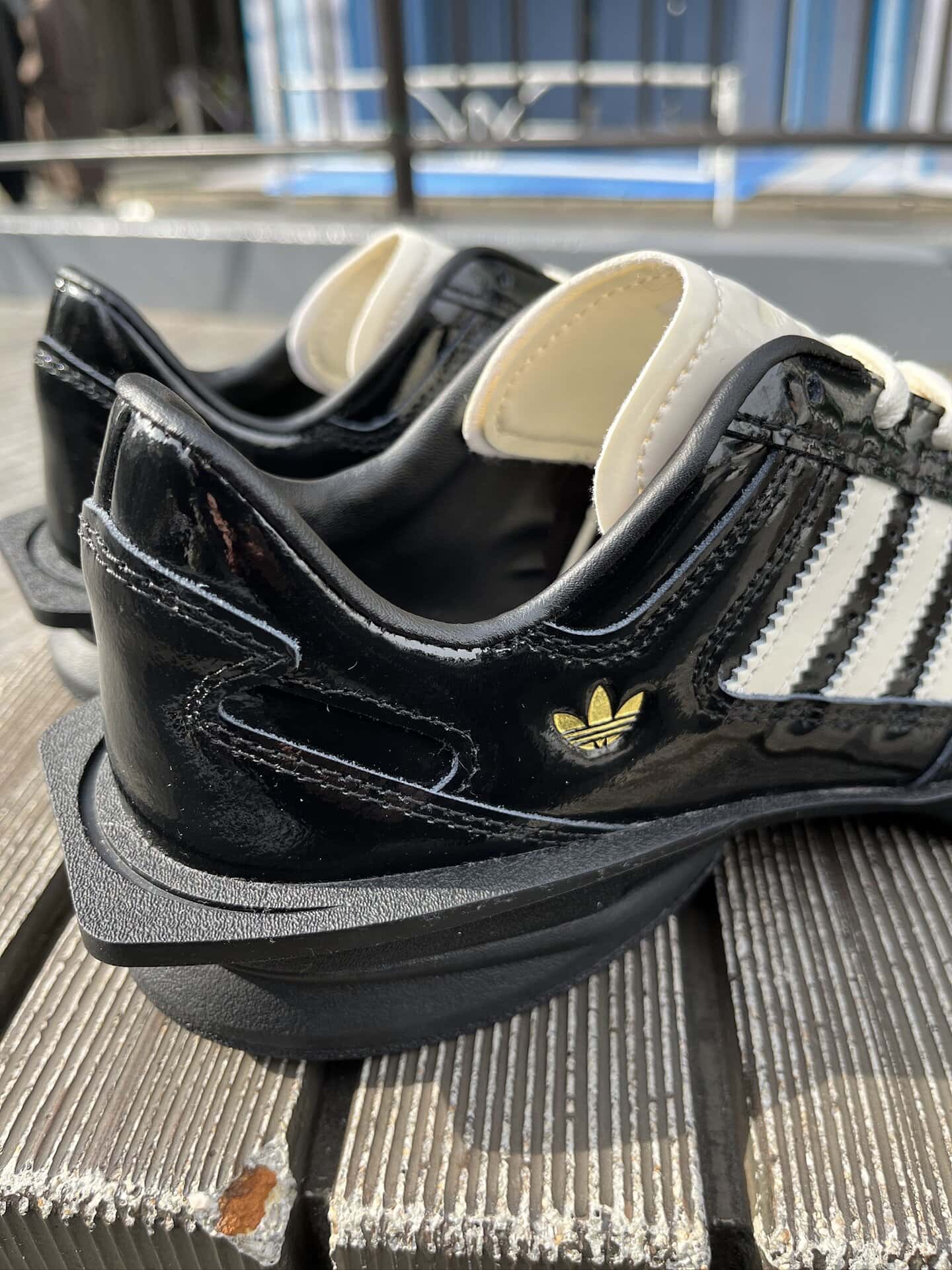 かかと部分もコバがスクエアでかなり張り出しているのも面白いですよね。せっかくならスカートなどの足首が出るボトムスを合わせて、このディテールが際立つスタイリングを楽しみたいかも