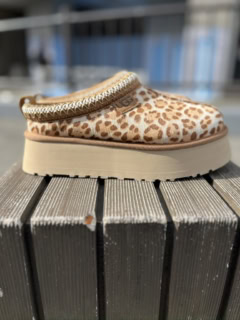 アグのシグネチャーである編み込みデザインのトリミング「アグブレイド」も印象的