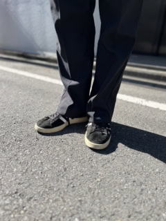 ジャケットはスニーカーで外して、ミスマッチ感を楽しむのがお決まりだそう