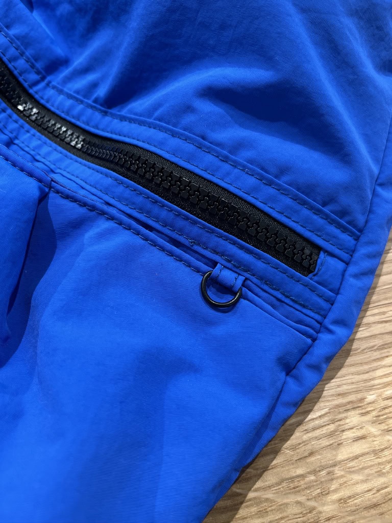 D管はフロントポケットの内側に設置されているので、カギが丸見えにならないってのも◎