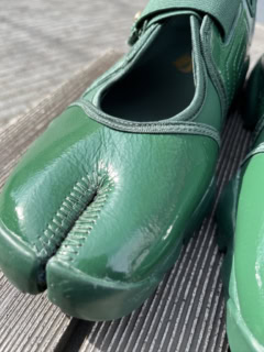 パテントレザーだとスポーティすぎず、バレエシューズ感覚で取り入れられそう！