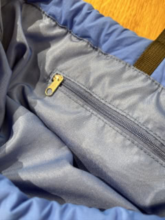 ナップサックで内ポケット付きって珍しいかも。しかもファスナー式で中身が飛び出す心配がないのも高ポイント！