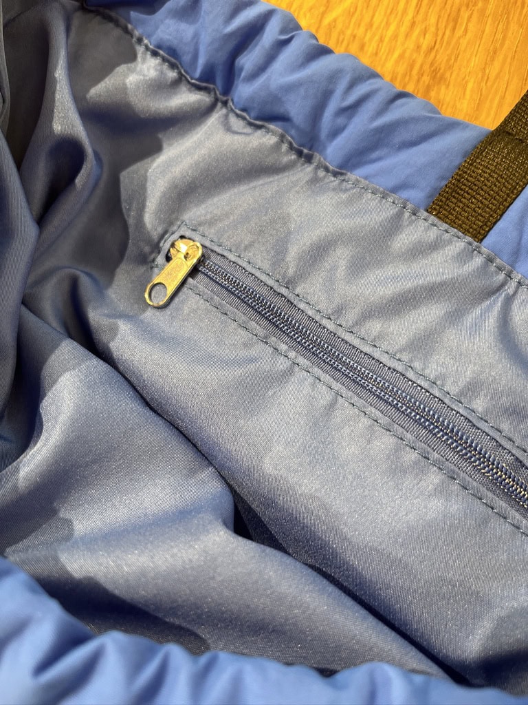 ナップサックで内ポケット付きって珍しいかも。しかもファスナー式で中身が飛び出す心配がないのも高ポイント！