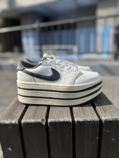 横から見ると、3層に重ねたソールが迫力満点！