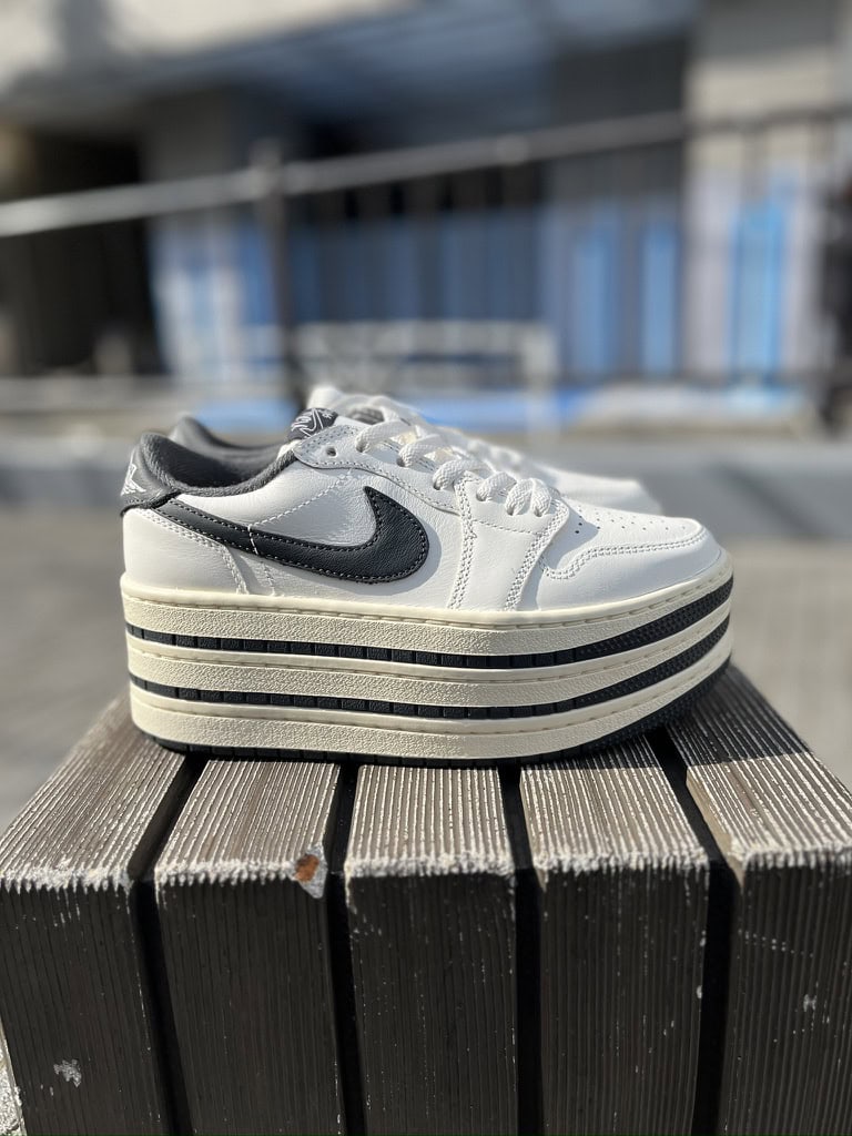 横から見ると、3層に重ねたソールが迫力満点！