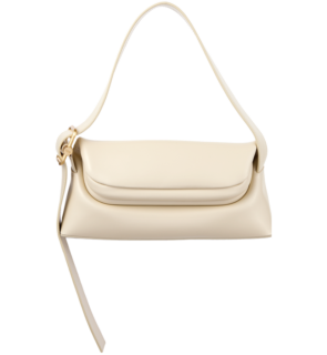 ボリューミーながま口のフラップが印象的。ゴールドカラーの金具は別注カラー。バッグ¥48,400（オソイ／OSOI SHINJUKU）