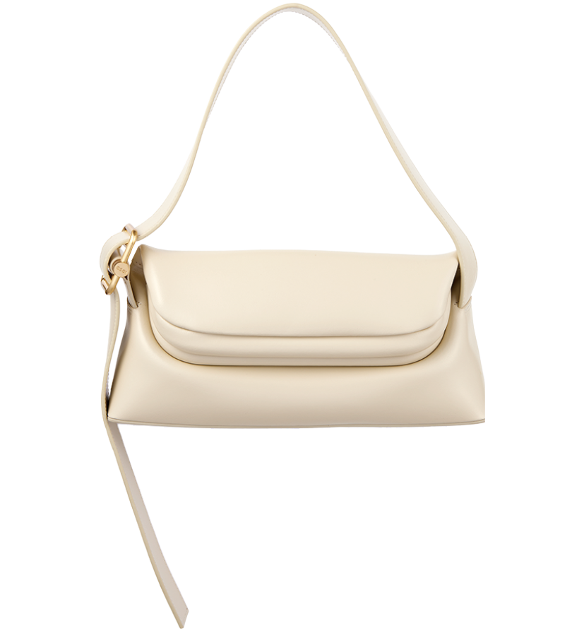 ボリューミーながま口のフラップが印象的。ゴールドカラーの金具は別注カラー。バッグ¥48,400（オソイ／OSOI SHINJUKU）