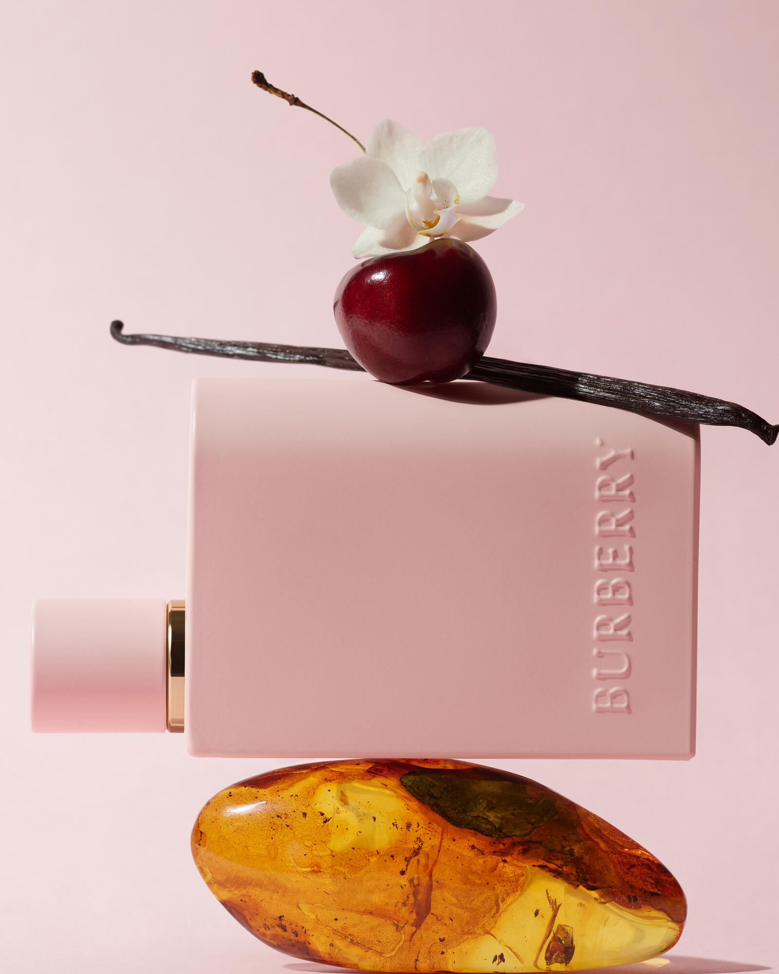 トップノート：チェリー、ペア／ハート ノート：アンバー アコード、フリージア アコード、ホイップクリーム アコード、パチョリオイル／ベースノート：バニラ アブソリュート、モスノート、ムスク。香りの変化を楽しんで。