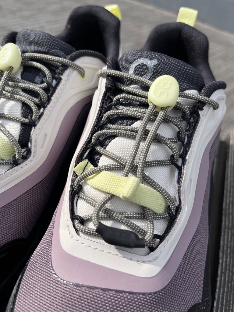 トグル式のシューレースシステムなので靴ひもを結ぶ必要がなく、ワンアクションでフィット感を調整できるのも優秀！