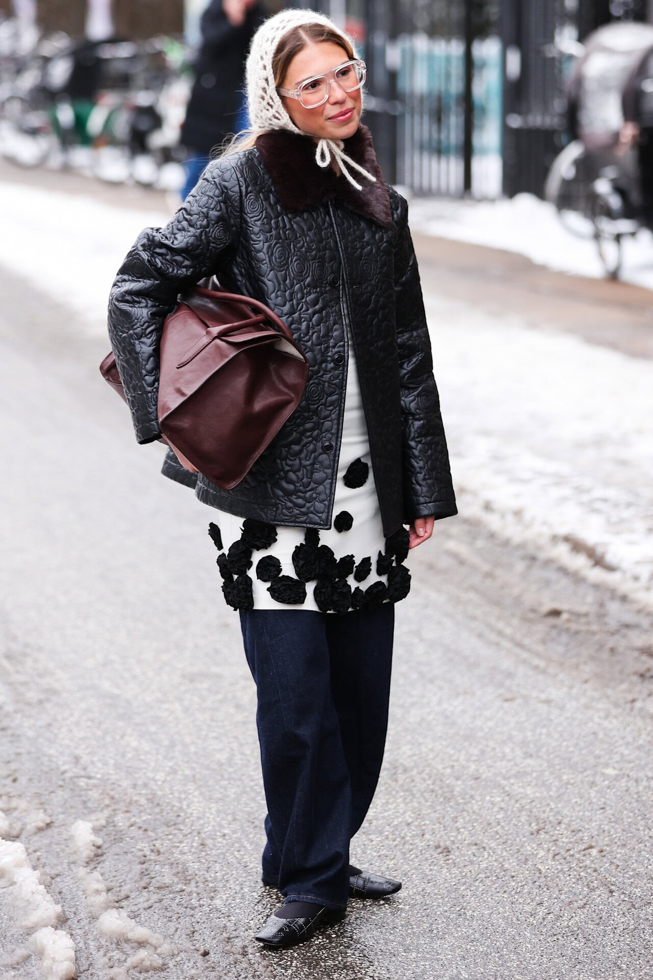 ミニワンピにデニムを重ねるのって、意外としてこなかったかも。デニムがルーズなのでバランスもイイですよね！