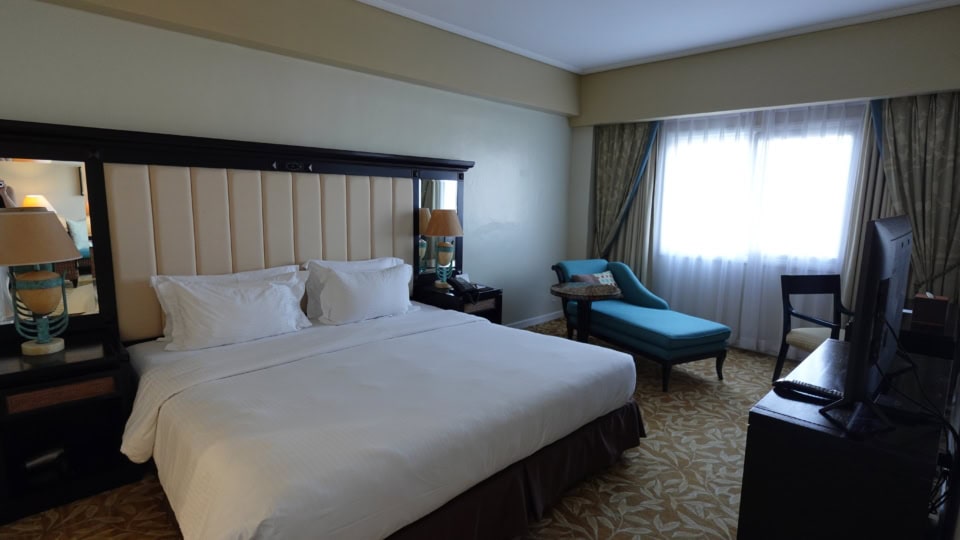 大きなベッドルームはシックな作り。こちらにもテレビが備え付けられています。