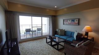 滞在したのは１ベッドルーム スイート オーシャン。目の前には海が広がるなんとも贅沢な眺望。ゆったりとしたリビングには大きなソファ、テレビに加え、備え付けのキッチンもあり、長期滞在にもぴったり。