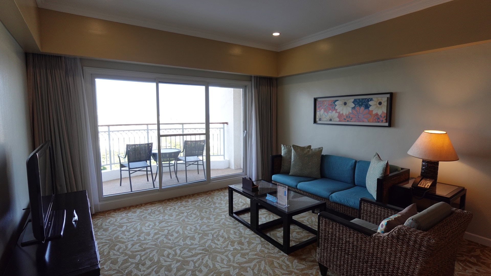 滞在したのは１ベッドルーム スイート オーシャン。目の前には海が広がるなんとも贅沢な眺望。ゆったりとしたリビングには大きなソファ、テレビに加え、備え付けのキッチンもあり、長期滞在にもぴったり。