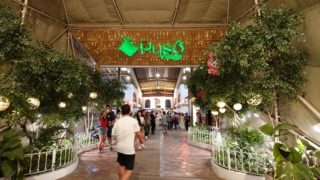 アミューズメントパークのようなファサード。