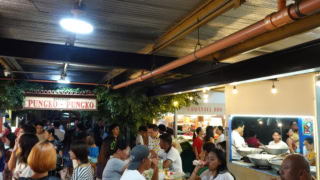 とにかく人、人、人！のナイトマーケット。