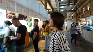 「どれにしようかな♡」とキラキラした瞳で屋台を見つめる佑美さん。