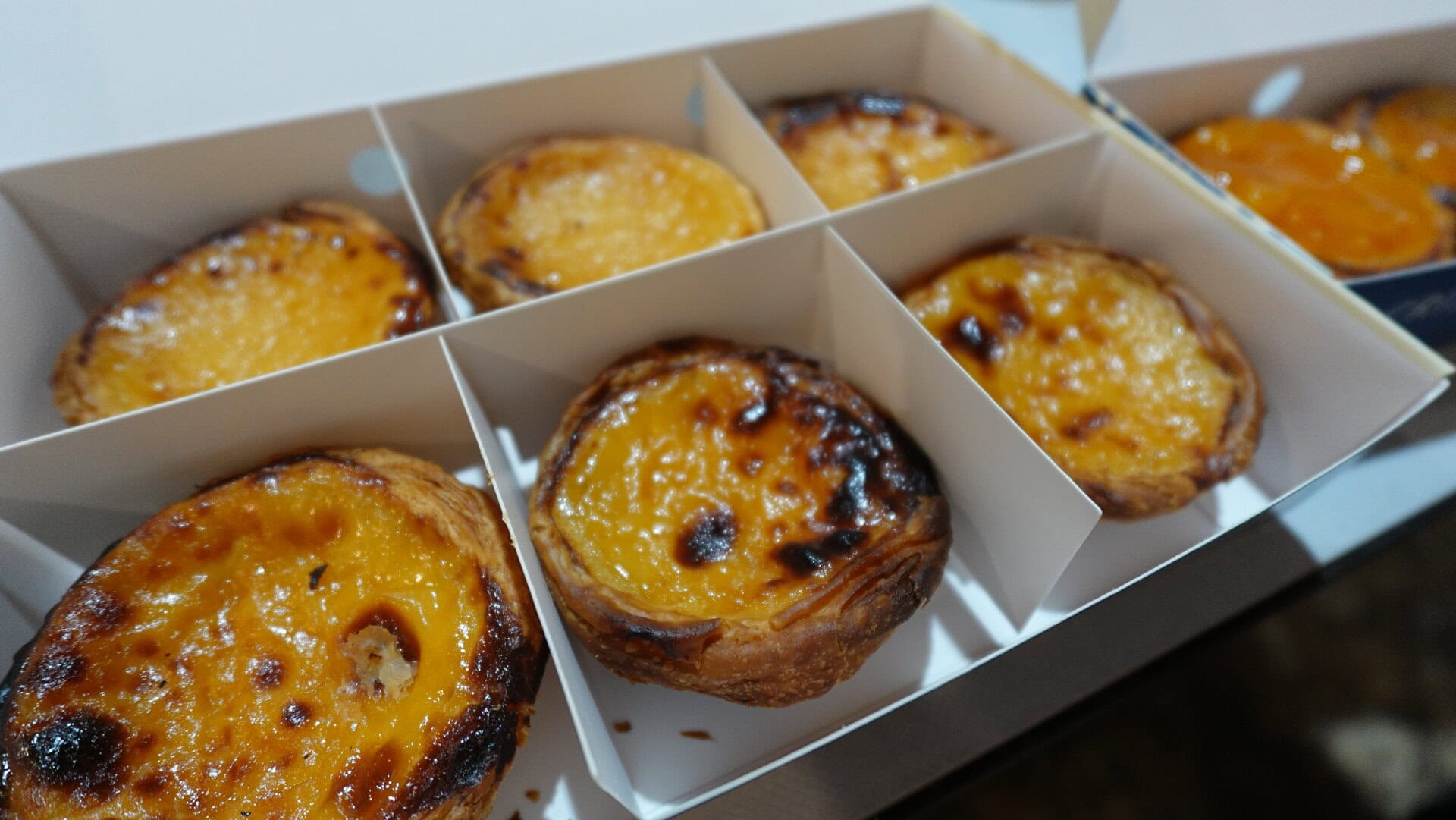 スペインの統治下にあったフィリピンでは、エッグタルトも人気。プレーンとマンゴーのソースがかかったタイプも絶品♡ エッグタルトはそれぞれ50ペソ（約￥130）。