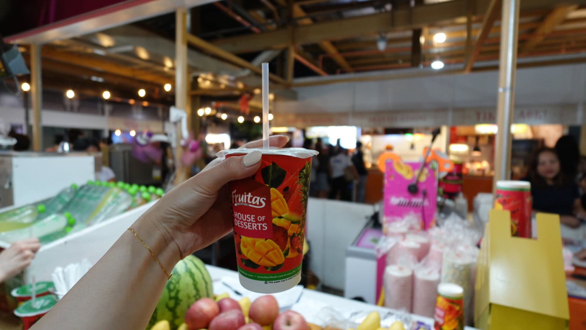 スイカにマンゴーなど、注文してからミキシングしてくれました。スイカスムージーは119ペソ（約￥315）。小さく見えますが、かなりのボリューム。