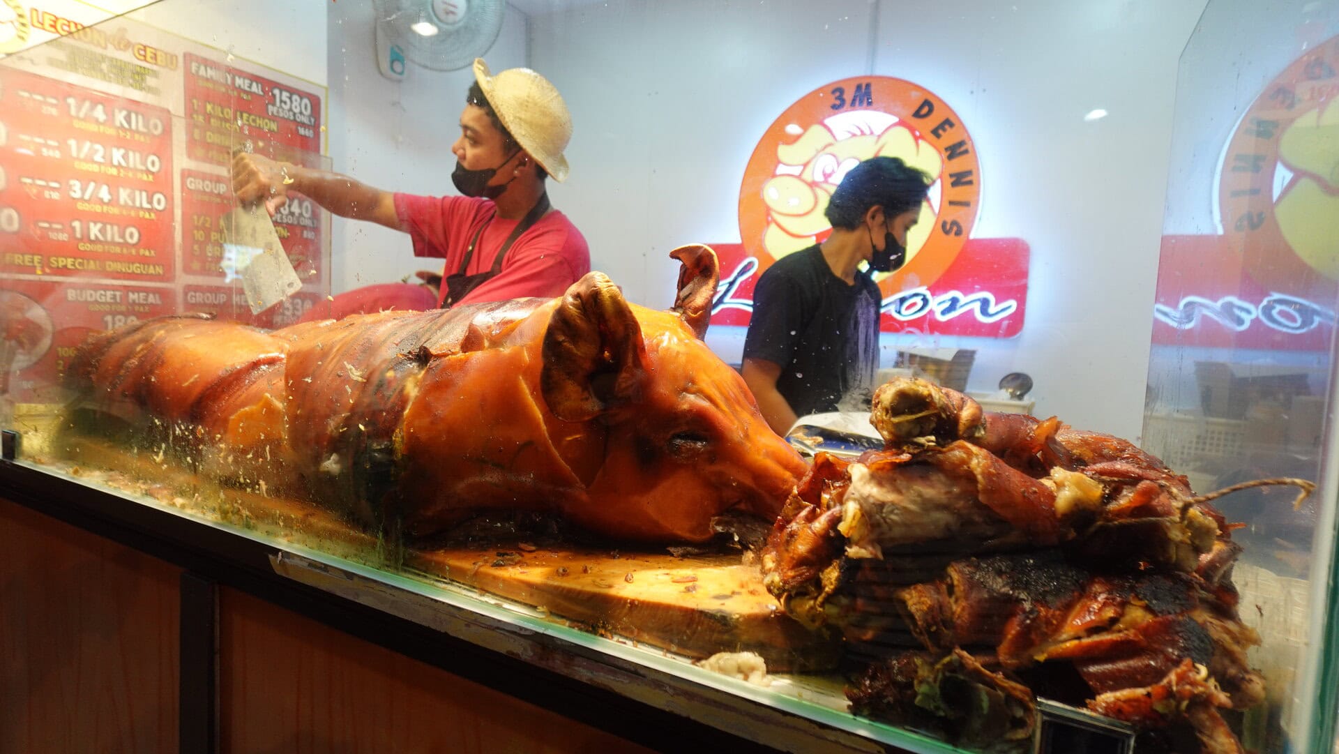 マーケットに入って早々、目に飛び込んできた豚の丸焼き「レチョン」。これでも子豚で、一夜で3匹くらい当たり前のように消費されるそう。レチョンのお店は3店舗ほど連なって営業していました。