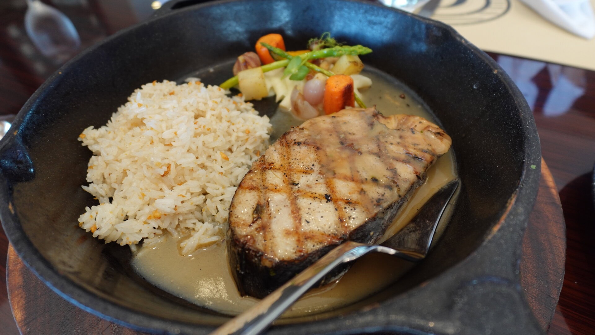 フィリピンでポピュラーな「タニギ」は日本で言うサワラに近いお魚。タニギのステーキは680ペソ（約￥1,800）。