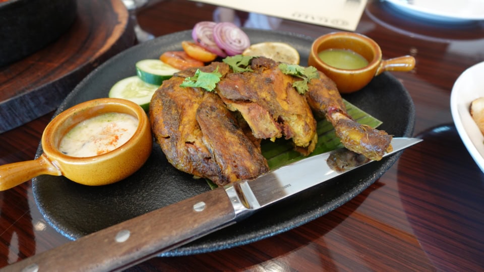 スパイシーなタンドリーチキンはジューシーなグリル野菜やヨーグルトソースを合わせてさっぱり。700ペソ（約￥1,850）。