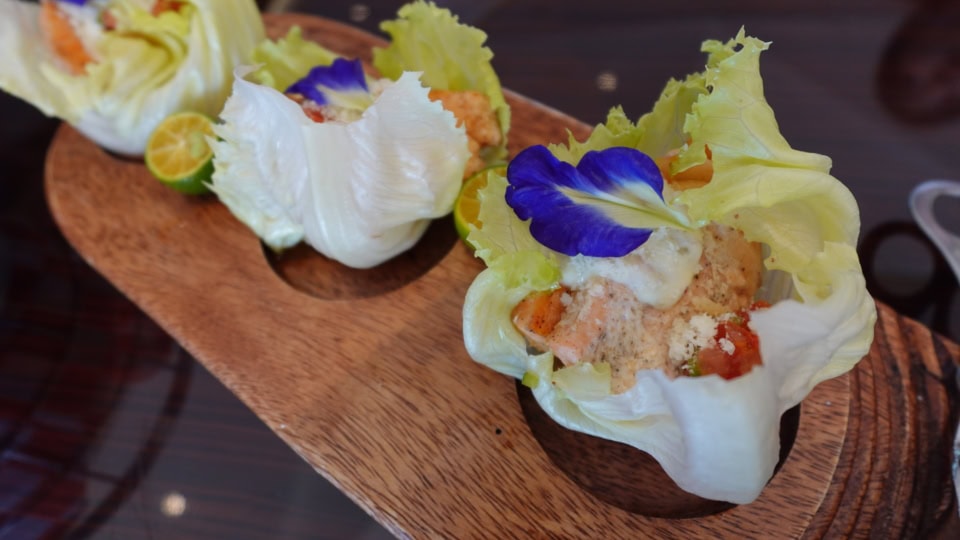 目にも鮮やかなサーモンのサラダは480ペソ（約￥1,270）。