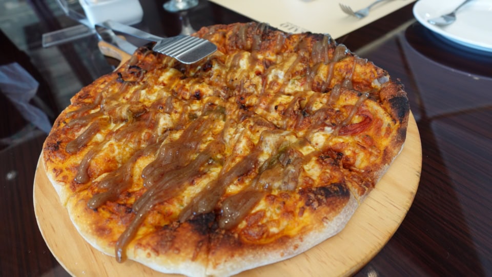 名物「レチョン」がトッピングされたピザは650ペソ（約￥1,720）。