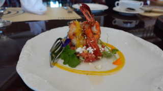 ブラックタイガーとスイカのサラダは480ペソ（約￥1,270）。