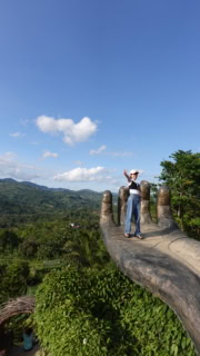 園内で特に目を引くのが、巨大な手のひらを模したオブジェ。周りに遮るものがないので、まるでブッダの手のひらの上に乗っているよう。