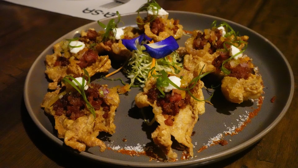 カリッとした鶏皮をトッピングにしたユニークなフィリピン×メキシカン。390ペソ（約￥1,030）。