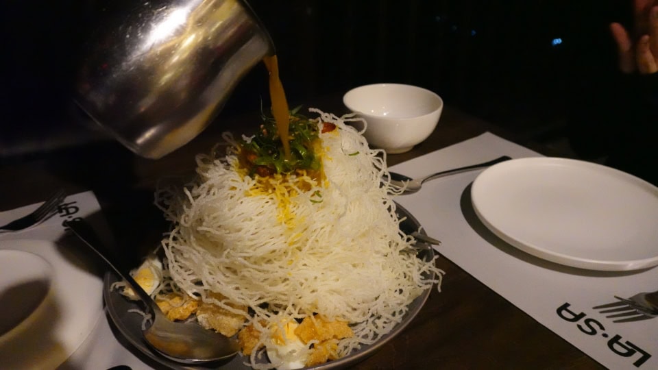 海老ベースのソースをかけた、フィリピン風ビーフン。420ペソ（約￥1,100）。