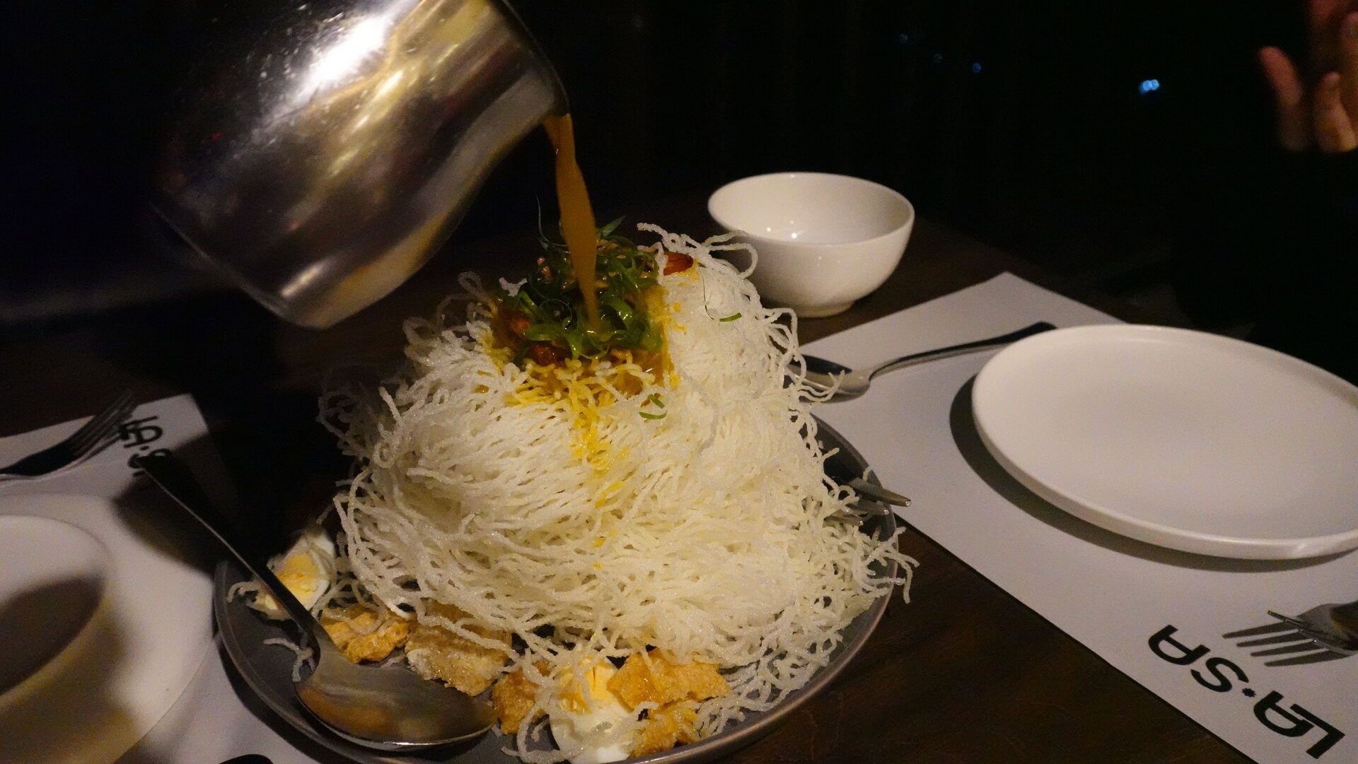 海老ベースのソースをかけた、フィリピン風ビーフン。420ペソ（約￥1,100）。