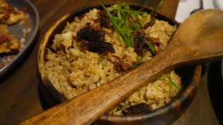 フィリピンといえば！ モダンにアレンジされたガーリックライス。240ペソ（約￥635）。