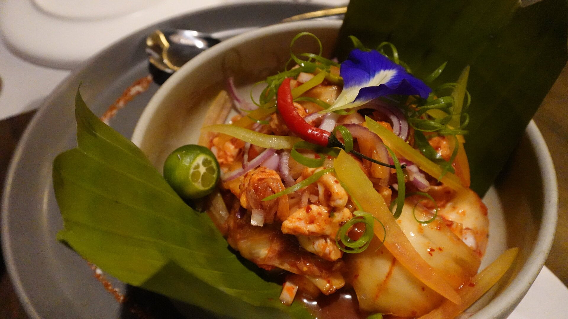 フィリピン風セビーチェにキムチのアクセントを加えた前菜。380ペソ（約￥1,000）。