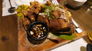 ここでもいただきます♡ カリッカリのレチョン。565ペソ（約￥1,500）。