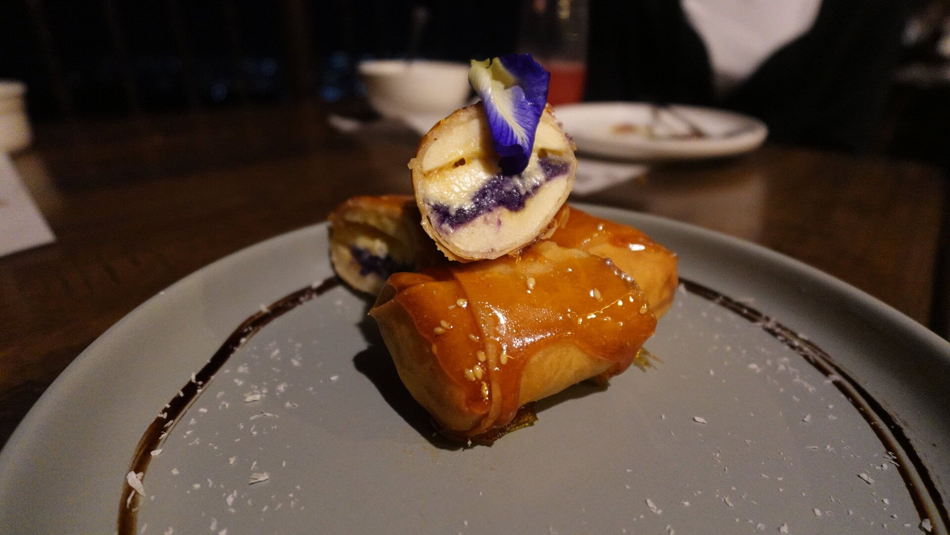 紫芋を使った伝統的なデザートをモダンにアレンジ。（約￥580）。