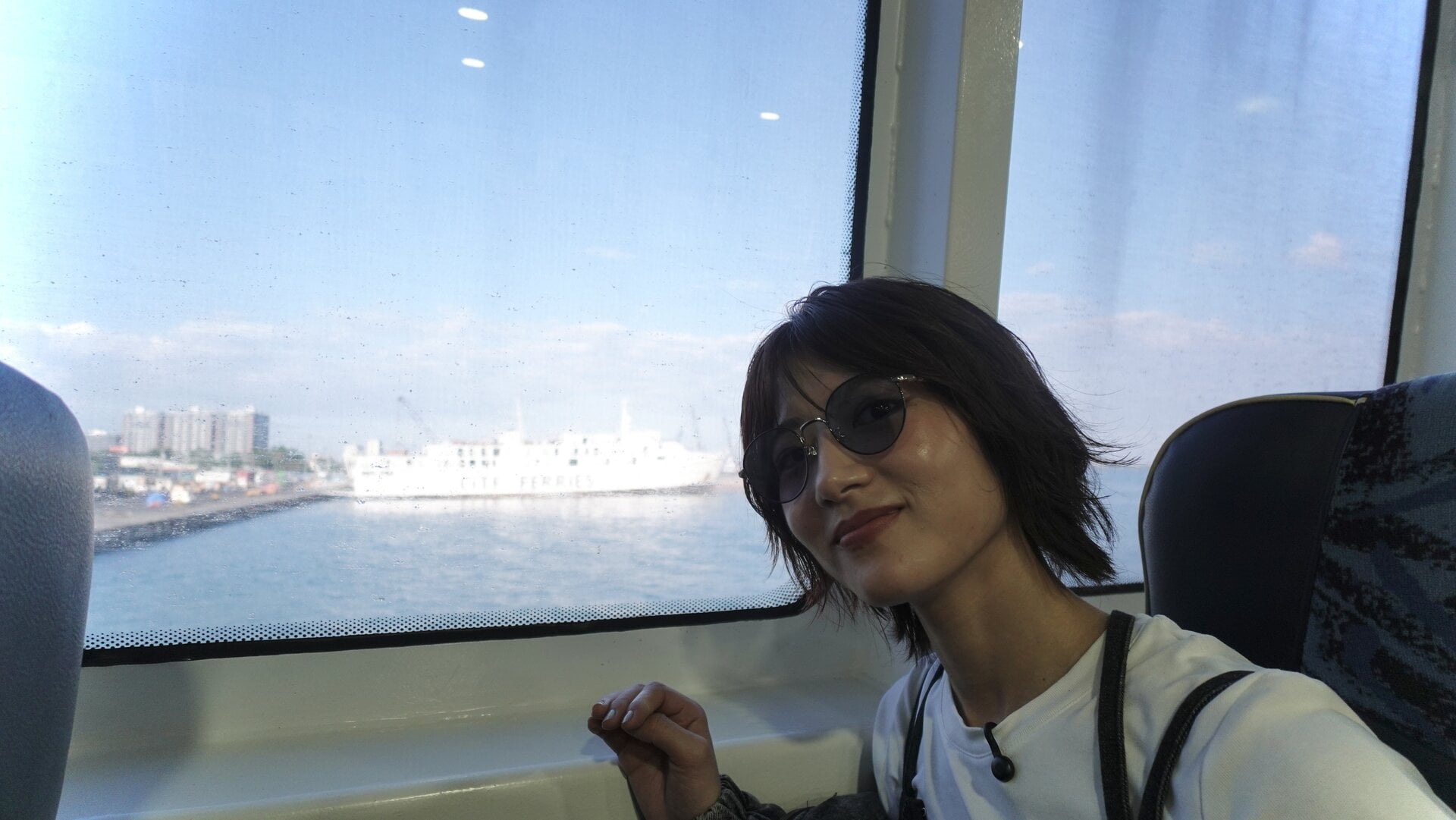 ジェット船に乗船。ビジネスクラスはエアコンがかなり強めにきいているので、上着が必須。あまり揺れることなくリラックスして乗ることができ、夕日が海に落ちていくのも情緒あふれる情景でした。