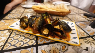 お酒が進むムール貝のワイン蒸し。