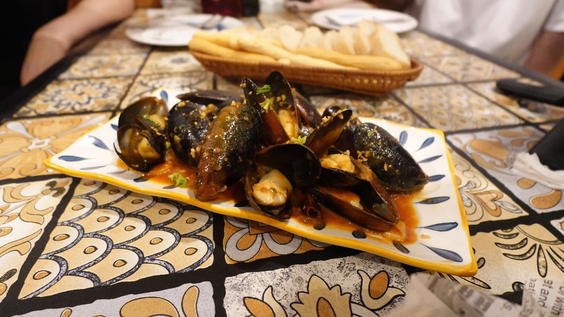 お酒が進むムール貝のワイン蒸し。