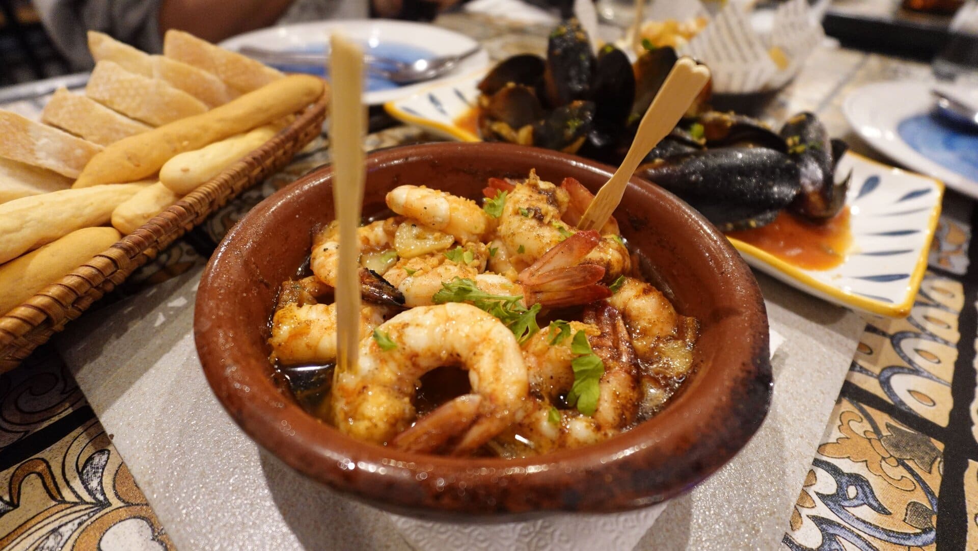 ぷりっぷりのエビを使用したアヒージョ。