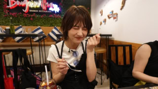 エビが大好物と話す若月さん。「これこれ！ これが食べたかったの♡」とキュートな一面をキャッチ！