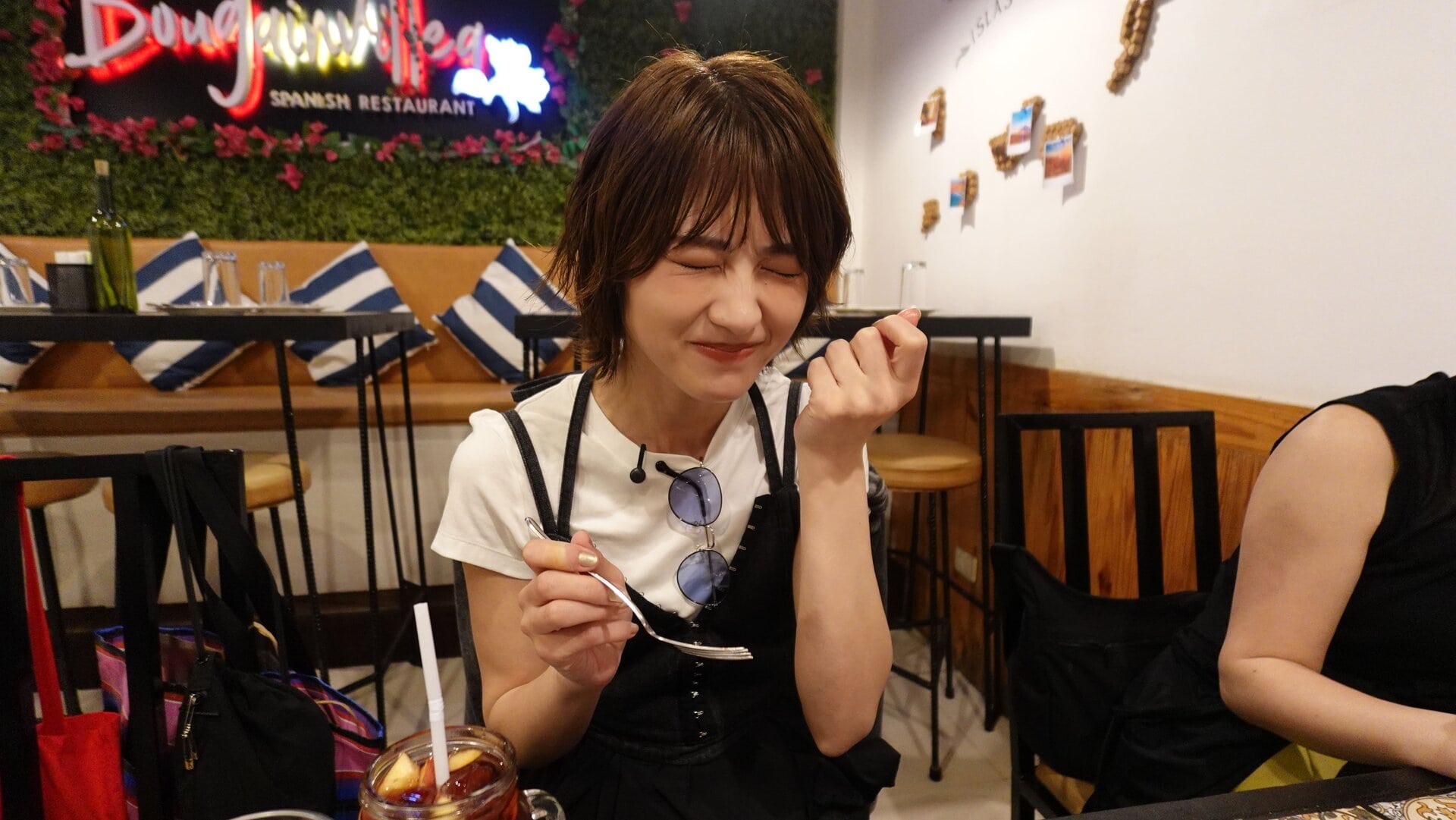 エビが大好物と話す若月さん。「これこれ！ これが食べたかったの♡」とキュートな一面をキャッチ！