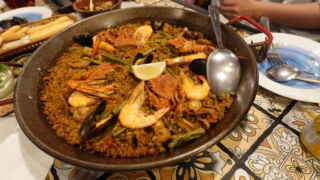 本格的なパエリアに舌鼓。ラージサイズのシーフードミックスパエリアは1,600ペソ（約¥4,200）。