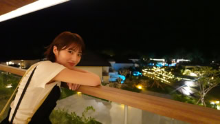 エントランス奥にはプールや海が広がっているのですが、チェックインが夜だったため残念ながらこのタイミングでは見られず。でも、ライトアップされた風景がなんともロマンティックな雰囲気に包まれていました。