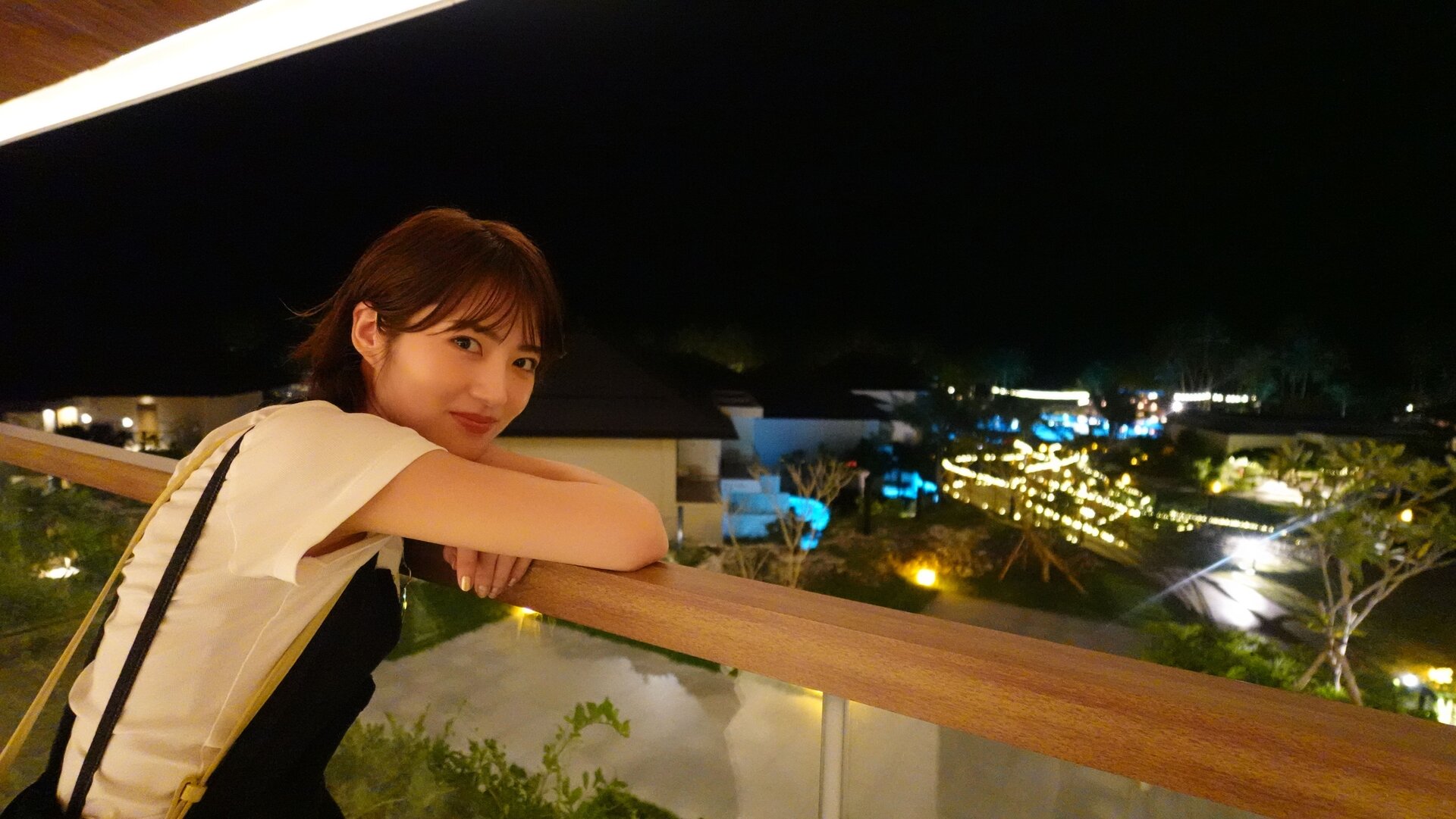 エントランス奥にはプールや海が広がっているのですが、チェックインが夜だったため残念ながらこのタイミングでは見られず。でも、ライトアップされた風景がなんともロマンティックな雰囲気に包まれていました。