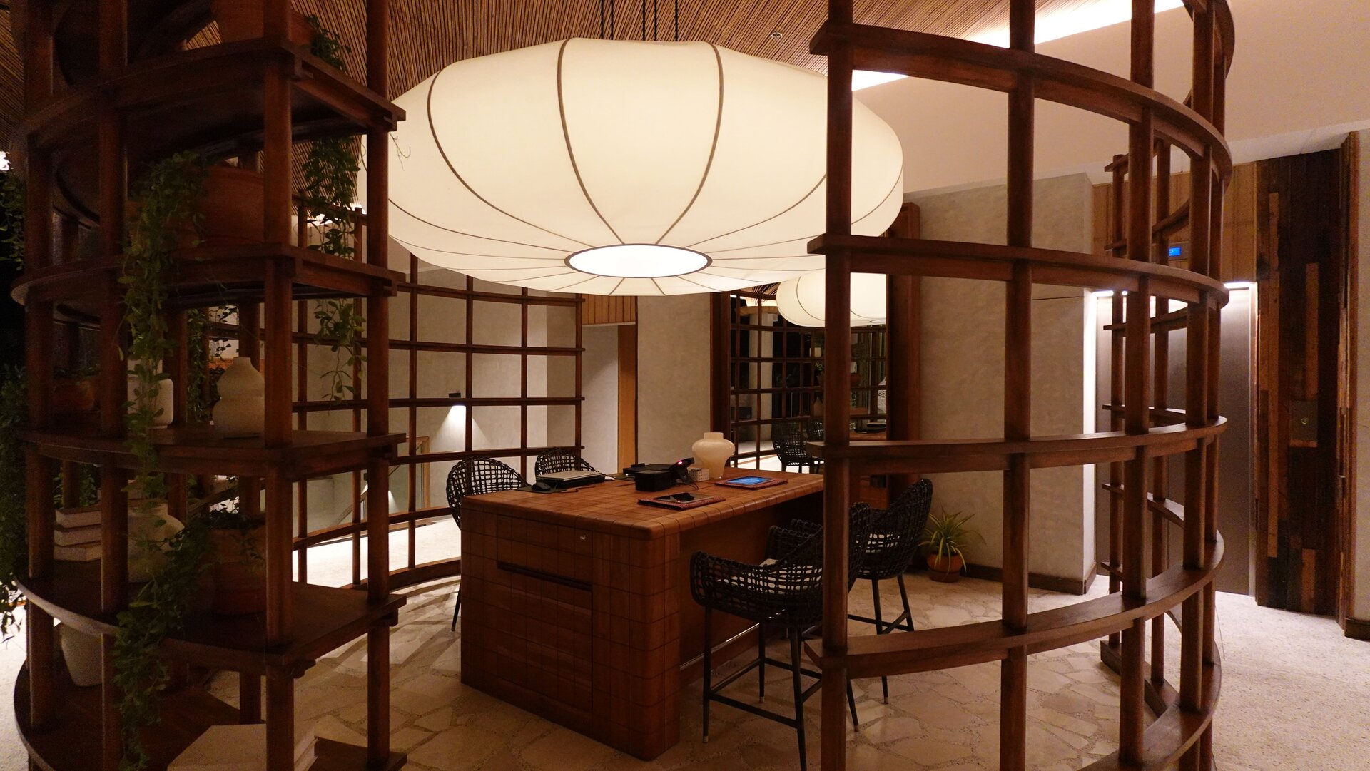 ロビーはジャパンディな雰囲気。ウェルカムドリンクには、施設内で育てられているレモングラスを使用したコールドドリンクが用意されていました。