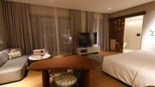 温もりを感じさせるウッド調の家具と、ソリッドな家具が調和したモダンな印象。