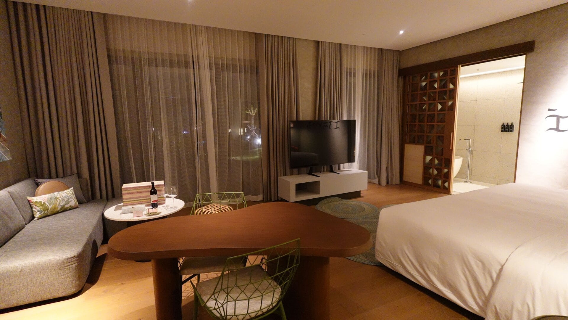 温もりを感じさせるウッド調の家具と、ソリッドな家具が調和したモダンな印象。