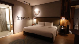 滞在したデラックスルームは、キングサイズのベッド1台、バスタブ、クロークと、最大3名まで宿泊できる広々としたお部屋。